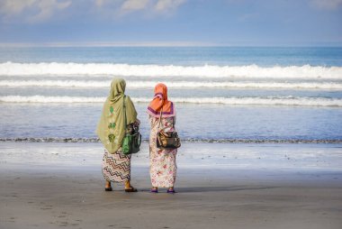Bali 'deki plajda Müslüman kadınlar,