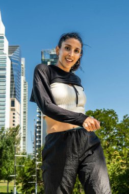 Modern ufuk çizgisine karşı zarif dansçı yeteneklerini sergiliyor.