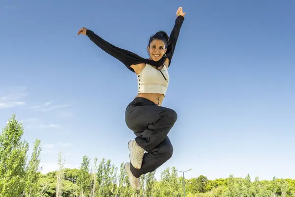 Parkta canlı bir şehir sanatçısı tarafından dinamik dans atlayışı