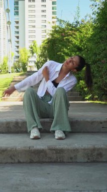 Canlı bir şehir ortamında büyüleyici bir dans ifadesi.