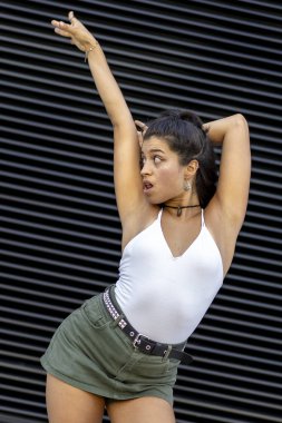 Latin özgüvenli dansçı pozitiflik ve tarz yayıyor