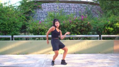 Hareketten zevk alan genç bir kadın.