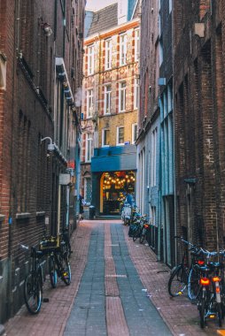 Amsterdam, Hollanda - 28 Şubat 2016: Amsterdam 'da tipik bir dar sokak