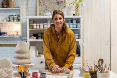 Yetenekli seramikçi atölyesinde eşsiz parçalar yapıyor.