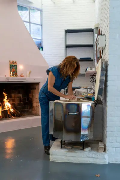 Seramistim fırından hassas çömlekleri topluyor.