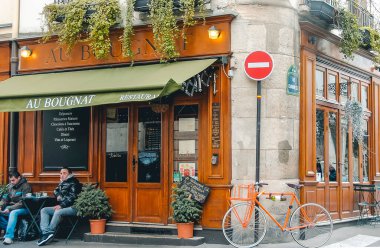 Paris 'te hoş bir kafe.