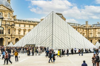 Louvre Sarayı ve piramidin bir sürü ziyaretçisi var..