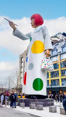 Louis Vuitton 'un sergisinde Yayoi Kusama' nın büyüleyici sanat eseri