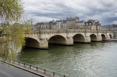 Bulutlu bir günde Sena nehri üzerindeki tarihi Paris köprüsü