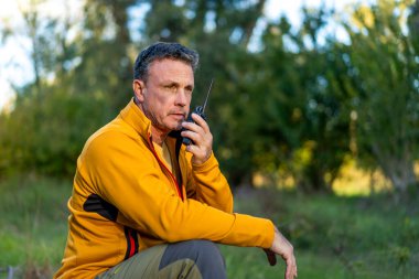 Kendine güvenen bir adam gün ışığında dışarıda iletişim kuruyor.