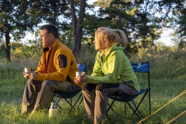 Çiftin sıcak kahve içtiği sahne.