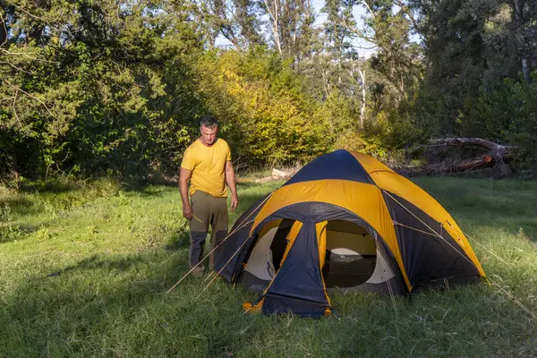 Maceracı sakin ormanda çadır kuruyor.