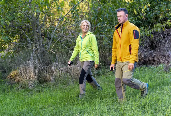 Açık havada ormanda yürüyen bir çift.