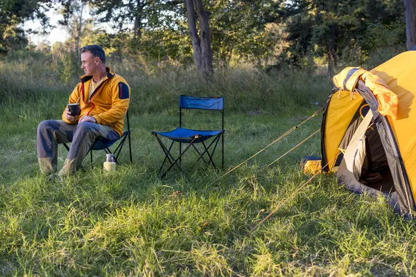 Dışarıdaki adam eşleşmeye hazırlanıyor.