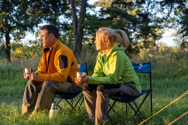 Çiftin sıcak kahve içtiği sahne.