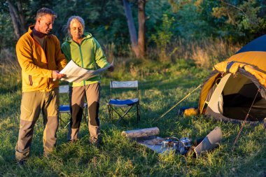 Çiftler doğa haritasıyla maceralarını planlıyorlar.
