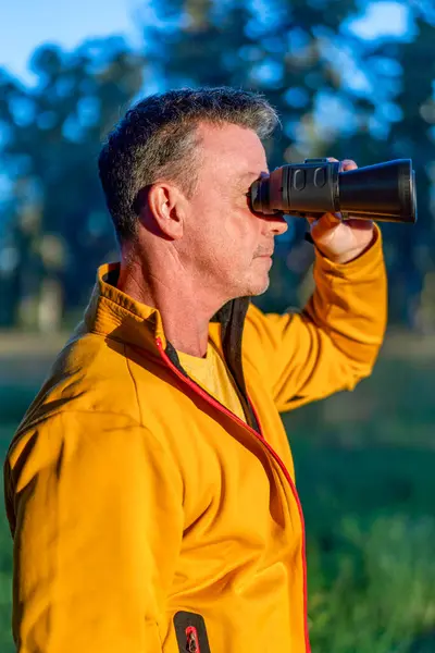 İnsan doğada dürbün kullanır.