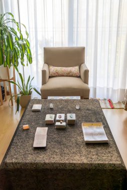 Çeşitli tarot güverteleri bir sehpanın üzerine estetik olarak dizilmiş.