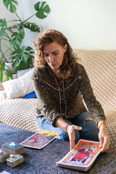 Tarot okuyucusu yaklaşan okuma için kartları hazırlıyor