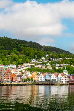 Bergen, Norveç 'te canlı renkleri ve sakin yansıması olan güzel sahil evleri