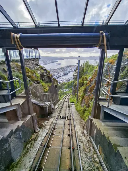 Bergen Füniküler 'in son durağı manzaralı dağ manzaralı ve şehir manzaralı.