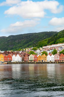 Bergen, Norveç - 27 Mayıs 2025: Bergen kıyısı boyunca tarihi Bryggen manzarası