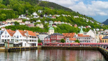 Bergen, Norveç - 27 Mayıs 2025: Arka planda Floyen Dağı ile Bergen 'deki Renkli Balık Pazarı