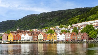 Bergen, Norveç - 27 Mayıs 2025: Bryggen, Bergen 'in kuzeydoğusundaki renkli rıhtım evleri ilçesi
