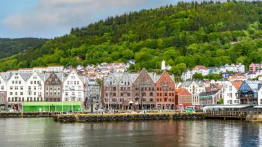 Bergen, Norveç - 27 Mayıs 2025: Bergen, Norveç 'teki parlak renkli binalarla büyüleyici rıhtım manzarası