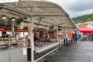 Bergen kıyıları boyunca geleneksel balık pazarı