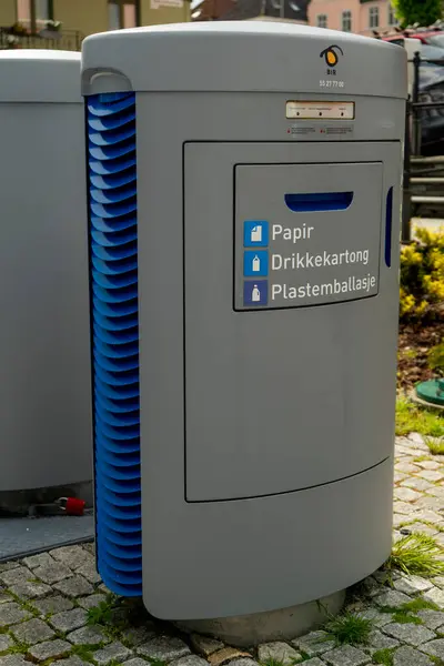 Norveç, Bergen 'de plastik ve metal içeren geri dönüşüm kutusu