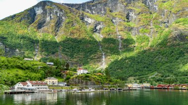 Norveç fiyordunun yüksek dağlarının altında yuva yapmış Flam köyü.