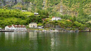 Flam köyünün dramatik Norveç doğasıyla çevrili panoramik manzarası