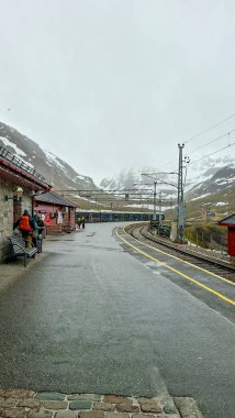Norveç dağlarında bulutlu bir günde Myrdal İstasyonu platformu