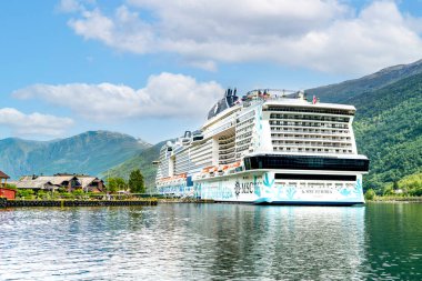 Büyük yolcu gemisi Flam fiyort Norveç 'e yanaştı.