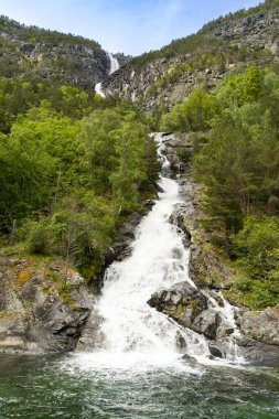 Eriyen kar şelalesi Naeroyfjord 'a akıyor