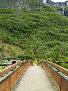 Norveç 'in doğal ortamında modern ahşap köprü tasarımı.