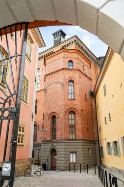 Stockholm 'deki tarihi tuğla binayla büyüleyici bir ara sokak.