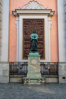 Stockholm 'deki Aziz Nicholas Katedrali' nde heykel ve anıt plaketi.