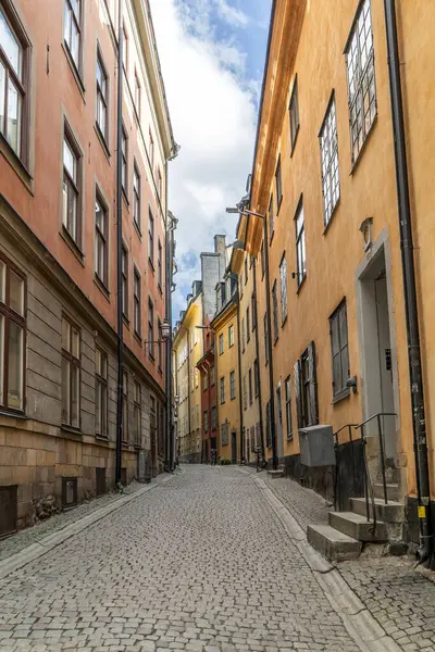 Stockholm 'de renkli binaları olan dar bir kaldırım taşı caddesi.
