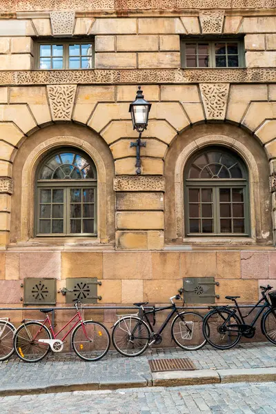 Stockholm, Gamla Stan 'de tarihi bir binanın önüne park edilmiş bisikletler.