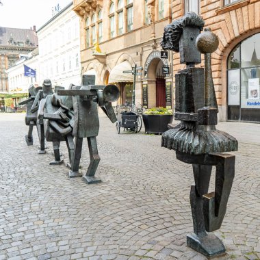 Yngve Lundell 'in İyimser Orkestrası büyüleyici heykelleri 