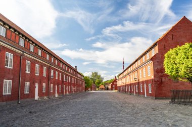 Büyük Kızıl Kışla Kopenhag 'ın Tarihi Kalesi' ne doğru ilerliyor.