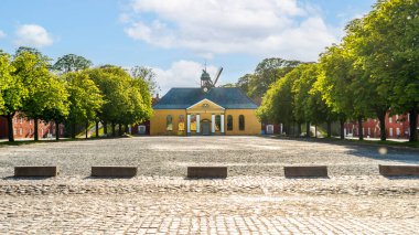 Kopenhag 'daki Kastellet' te çan kulesi olan tarihi sarı kilise.