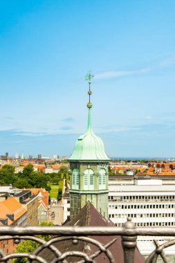 RunDetarn Terasından Kopenhag 'ın çatılarına bakan yeşil kule