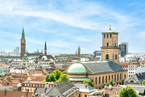 Kopenhag 'ın tarihi çatıları ve Meryem Ana Kilisesi' nin geniş görüşleri