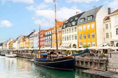 Renkli liman binaları Kopenhag Nyhavn hattı