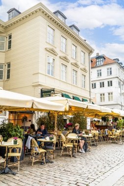 Kopenhag 'ın ikonik Nyhavn' unda büyüleyici bir açık hava kafe.