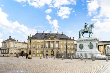Ziyaretçiler Kopenhag 'daki Amalienborg Sarayı ve muhafızlarına hayran