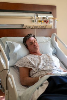 İyileşen hasta uykuda teselli buluyor.